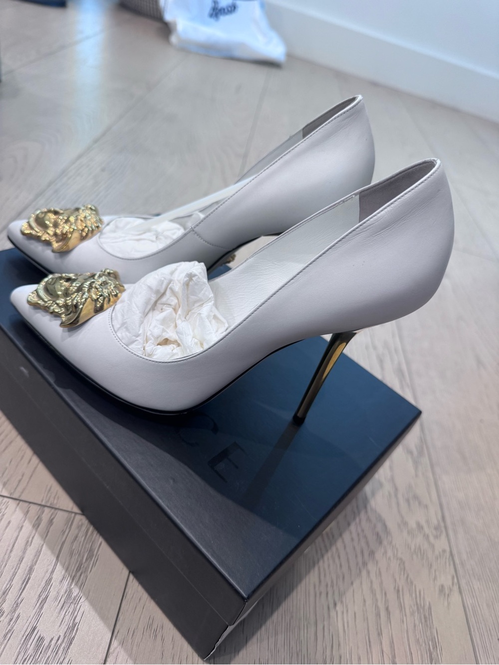 Authentic Versace White Leather Pumps with Gold Medusa DECOLLETE VITELLINO 38 - Picture 6 of 16